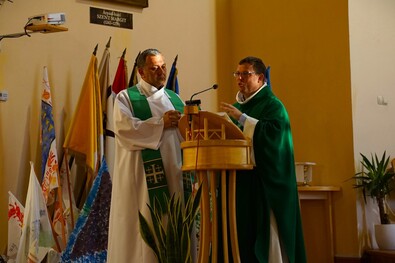 György Imre uzoni plébános könyvbemutatóján a sepsiszentgyörgyi Krisztus Király-templomban. fotó: Kotró-Kosztándi László