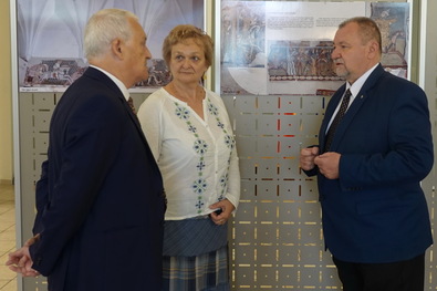 Jánó Mihály, Tapodi Zsuzsa és Szekeres Attila István a tárlatmegnyitón. Fotó: Serfőző Tamás