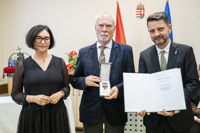 Brendus Réka, Vinczeffy László és Dolhai István a kitüntetés átadásán. Fotó: Borbáth Kata