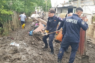 A háromszéki tűzoltók is több helyszínen segédkeztek az árvíz sújtotta térségekben. Fotó: Facebook / ISU Galati