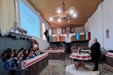 A kisborosnyói református templomban Makkai Péter tartott istentiszteletet a cigány közösség számára. Fotó: Diakónia Keresztyén Alapítvány