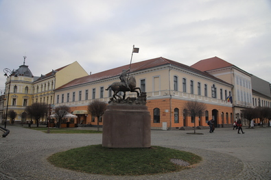 A politikai káosz közepén a magyar közösségnek össze kell zárnia