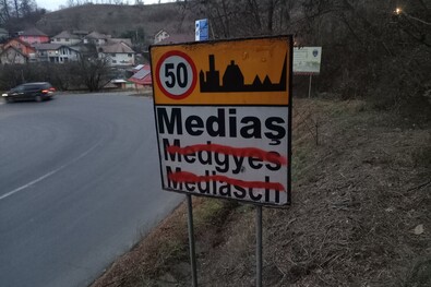 Az idén másodszor bemázolt medgyesi várostábla. Fotó: Facebook / RMDSZ Medgyes