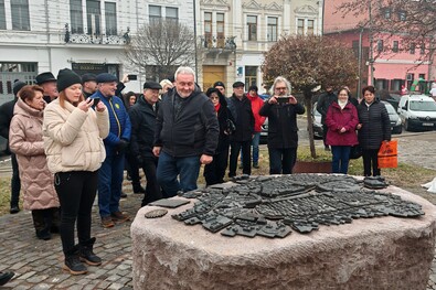 Csoportkép is készült a bronzmakett-avatáson. Bartos Lóránt felvétele