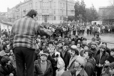 Gyülekeznek a temesvári felkelők 1989. december 16-án Fotó: Wikipédia / Revoluția Română din 1989