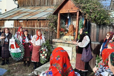 Megemlékezés a pusztinai Szent István-szobornál. Fotó: Moldvai Csángómagyarok Szövetsége