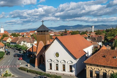 A Boldog Özséb római katolikus templom, háttérben a református templom tornya. A szerző archív felvétele