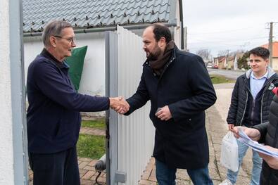 Nacsa Lőrinc (középen) egy kampányrendezvényen. Fotó: Facebook / Nacsa Lőrinc