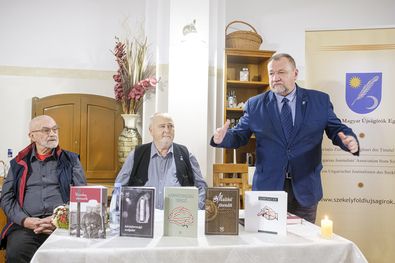 Galbács Pál, Bedő Zoltán és Szekeres Attila a könyvbemutatón. Fotó: Veres Nándor / Hargita Népe