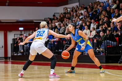 Carla Popescu címeres mezben. Fotó: FIBA