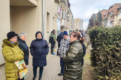 Forró hangulat a Fenyő utcai fűtetlen tömbház előtt. A szerző felvétele