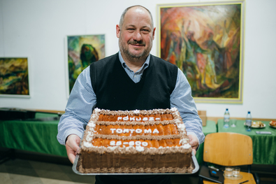 Demeter Zoltán a 600. találkozóra készült ünnepi tortával. A szerző felvétele