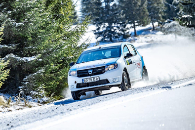 Deák Tamás egy Dacia Sanderóval versenyzett a téli ralin. Fotó: Facebook / Deák Tamás