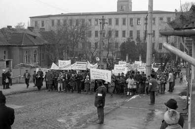 Gyertyás és könyves tüntetés Sepsiszentgyörgyön 1990 februárjában. Fotó: Albert Levente