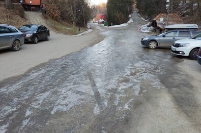 Egy csőtörés jeges maradványa szerdán délután Sugásfürdőn. Fotó: Mózes László