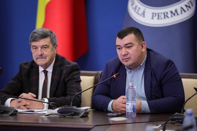 Vajda Zsombor (jobbról) váltja Toni Greblăt (balról). Fotó: Facebook / Autoritatea Electorală Permanentă