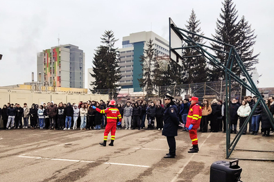 Felkészítő a Kőrösi Csoma Sándor Líceum udvarán. Fotó: ISU