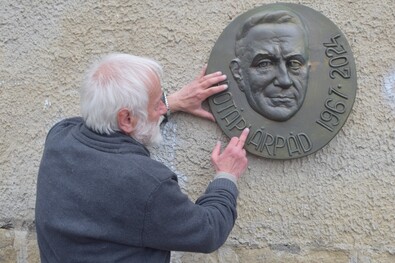 Vetró András Potápi Árpád János domborművével. A szerző felvétele